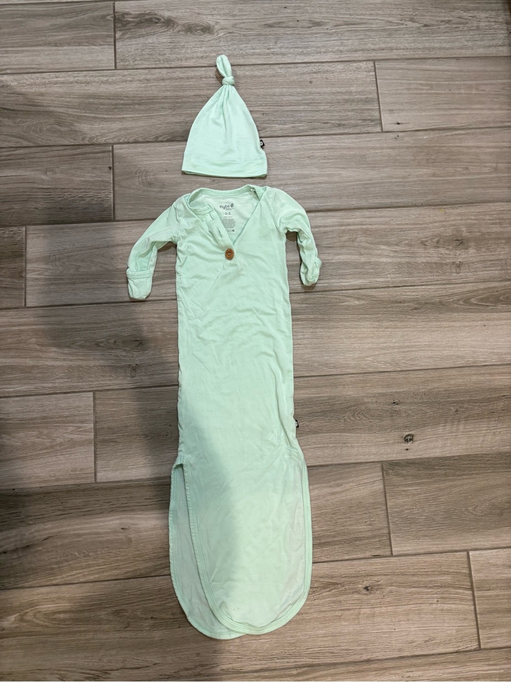 Kyte baby mint green long sleeve sleeper and hat set